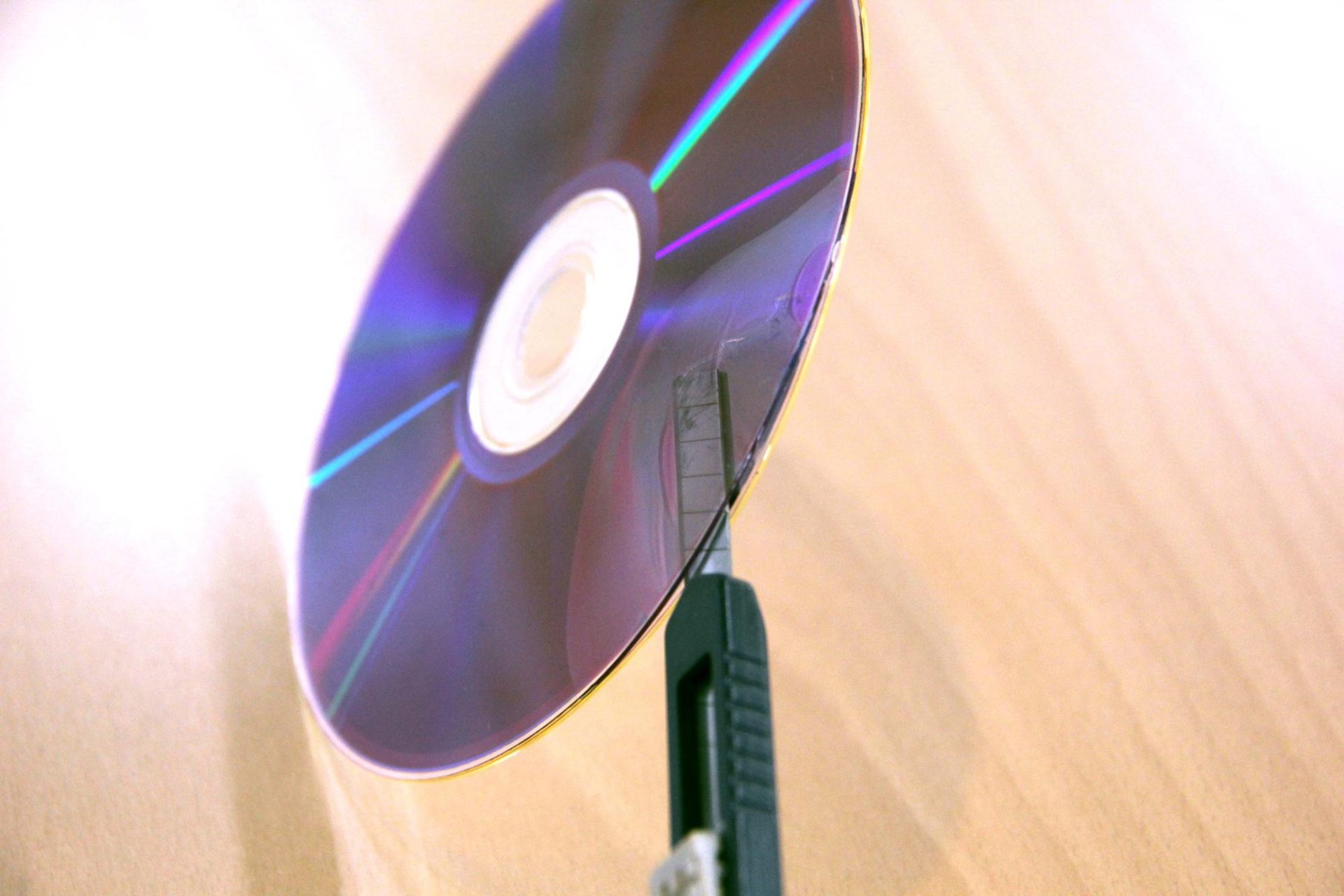 DVDの正しい処分方法とは？宅配買取や不用品回収の活用方法も | 高価古本買取・漫画買取なら会員登録不要・最速査定のVaboo!